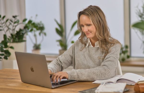 Nadine Saber – Lieblingsfrau Leipzig, fokussiertes Arbeiten am Laptop, #ehrlich, #echt, #ungefiltert